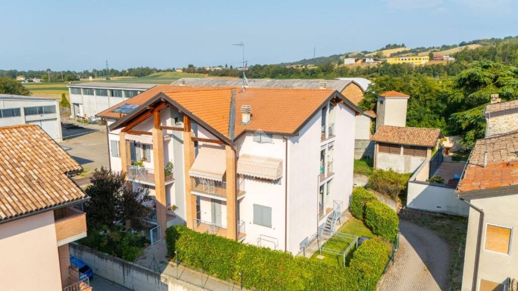 appartamento in vendita a Lesignano de' Bagni in zona Bassa