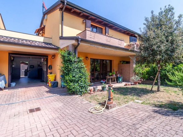 casa indipendente in vendita a Lesignano de' Bagni in zona Bassa
