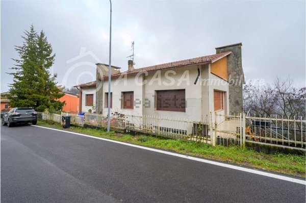 casa indipendente in vendita a Lesignano de' Bagni in zona Masdone