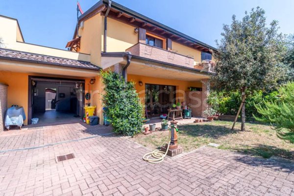 casa indipendente in vendita a Lesignano de' Bagni in zona Bassa