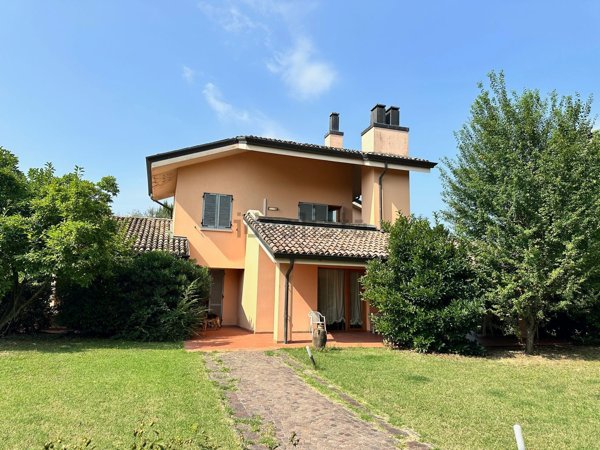 casa indipendente in vendita a Lesignano de' Bagni in zona Bassa