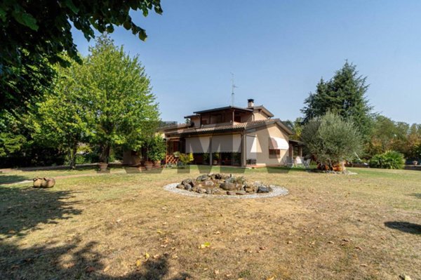 casa indipendente in vendita a Lesignano de' Bagni in zona Bassa