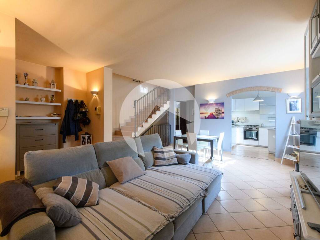 casa indipendente in vendita a Lesignano de' Bagni in zona Bassa