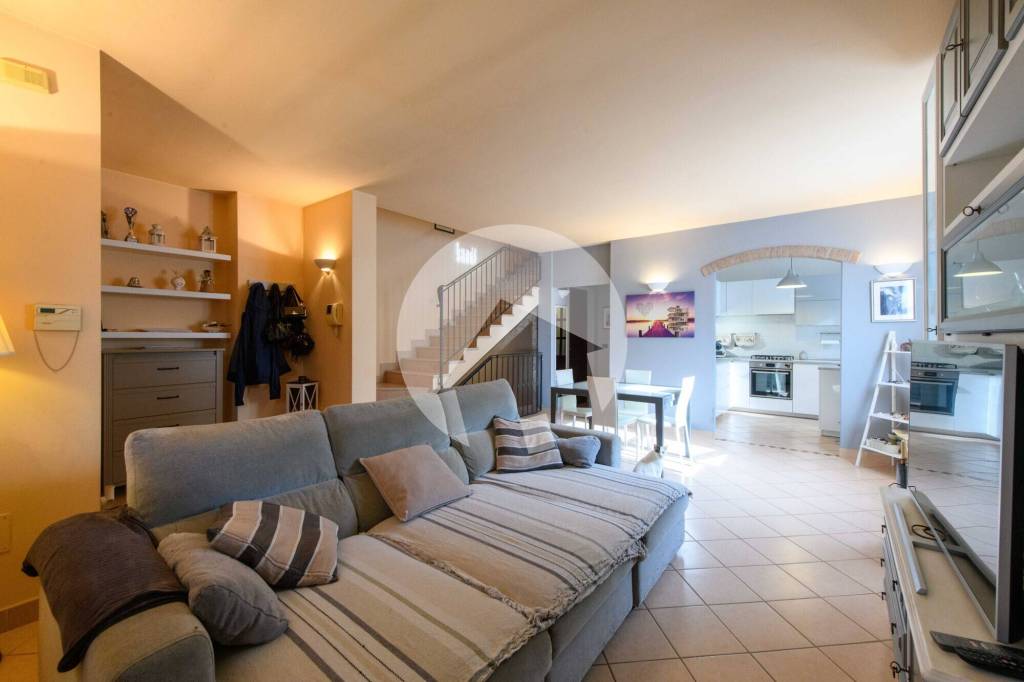 casa indipendente in vendita a Lesignano de' Bagni in zona Bassa