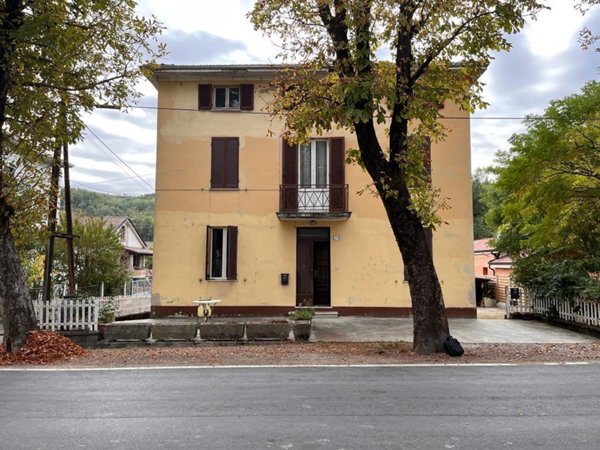 casa indipendente in vendita a Medesano in zona Sant'Andrea Bagni