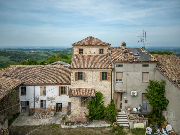 casale in vendita a Medesano in zona Santa Lucia