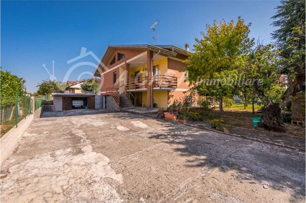 casa indipendente in vendita a Medesano in zona Felegara