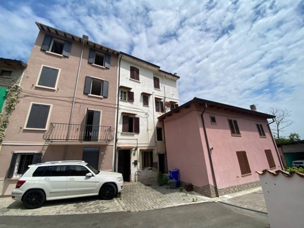 casa semindipendente in vendita a Medesano in zona Ramiola