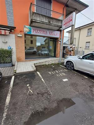 locale commerciale in vendita a Medesano in zona Ramiola