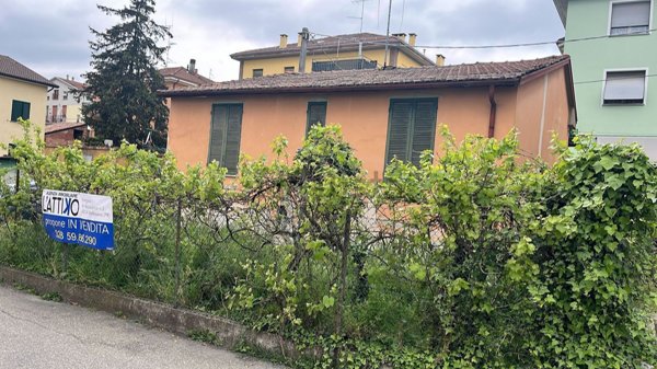 casa indipendente in vendita a Medesano in zona Felegara