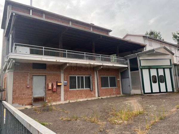 locale di sgombero in vendita a Medesano in zona Sant'Andrea Bagni