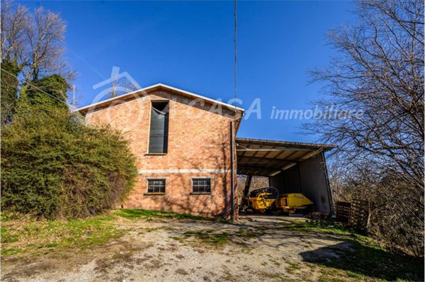 capannone in vendita a Medesano in zona Santa Lucia