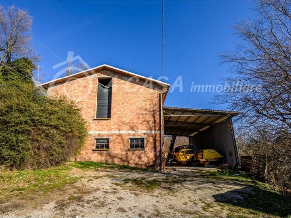 capannone in vendita a Medesano in zona Santa Lucia