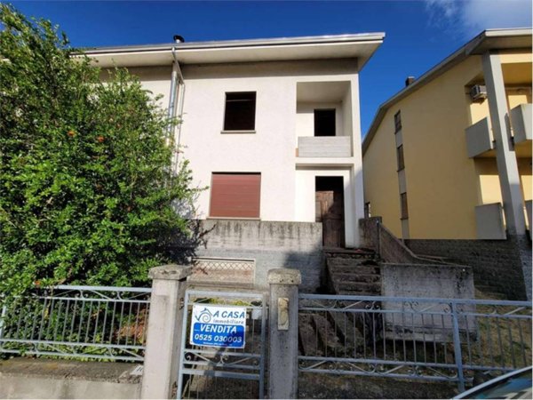 casa indipendente in vendita a Medesano