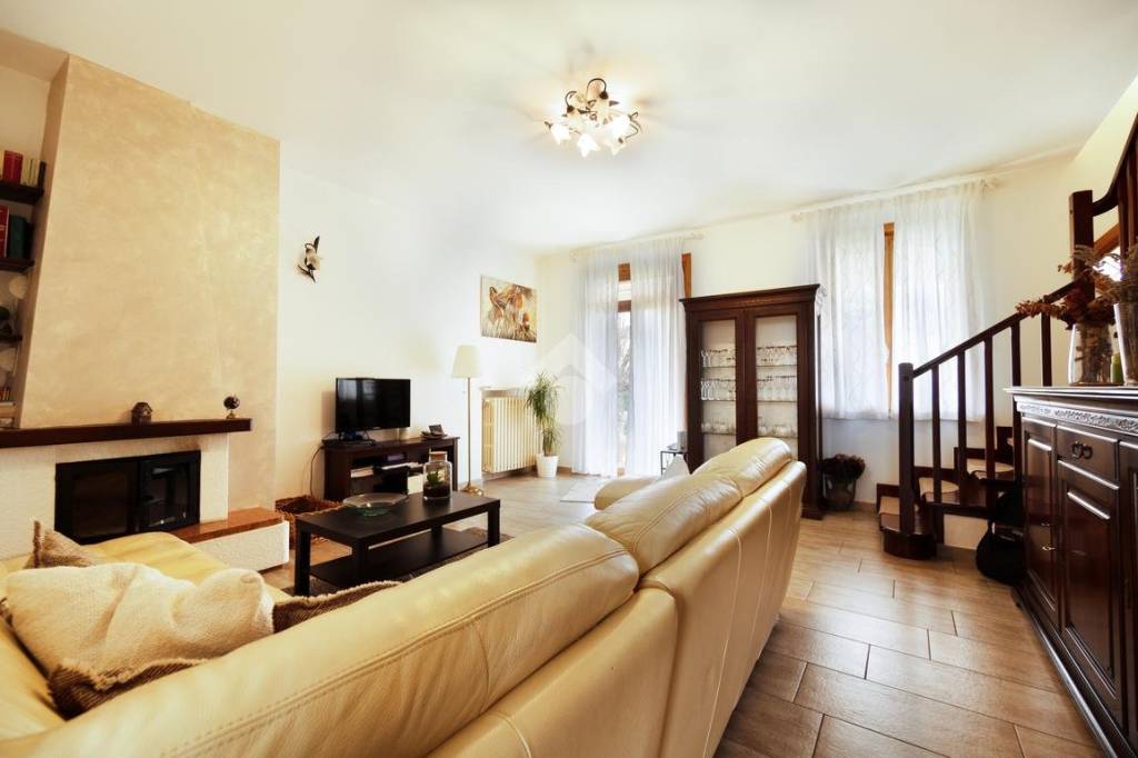 casa indipendente in vendita a Medesano in zona Felegara