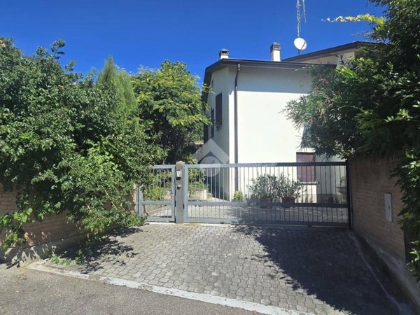 casa indipendente in vendita a Medesano in zona Felegara