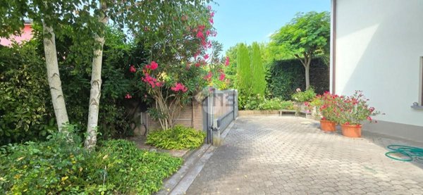 casa indipendente in vendita a Medesano in zona Sant'Andrea Bagni