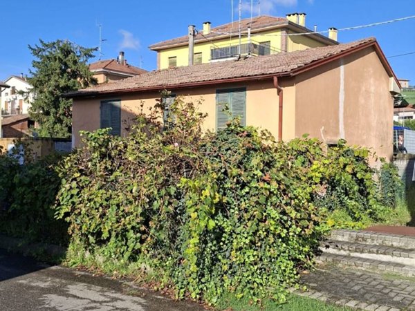 casa indipendente in vendita a Medesano in zona Felegara