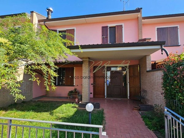 casa indipendente in vendita a Medesano in zona Ramiola