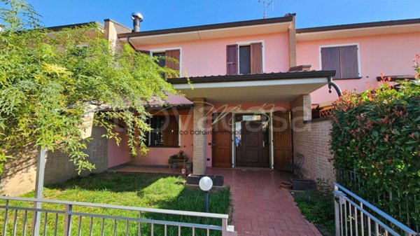 casa indipendente in vendita a Medesano in zona Ramiola