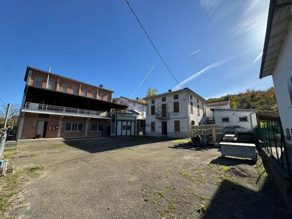 intera palazzina in vendita a Medesano in zona Sant'Andrea Bagni