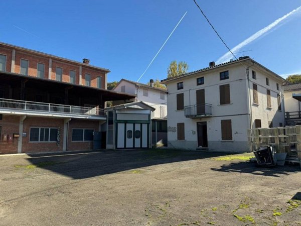 intera palazzina in vendita a Medesano in zona Sant'Andrea Bagni