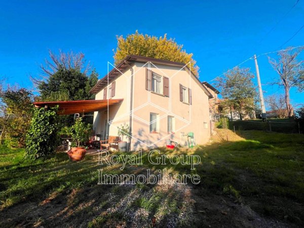 casa indipendente in vendita a Medesano in zona Santa Lucia