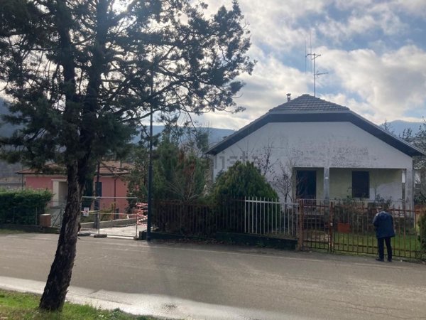 casa indipendente in vendita a Medesano in zona Sant'Andrea Bagni