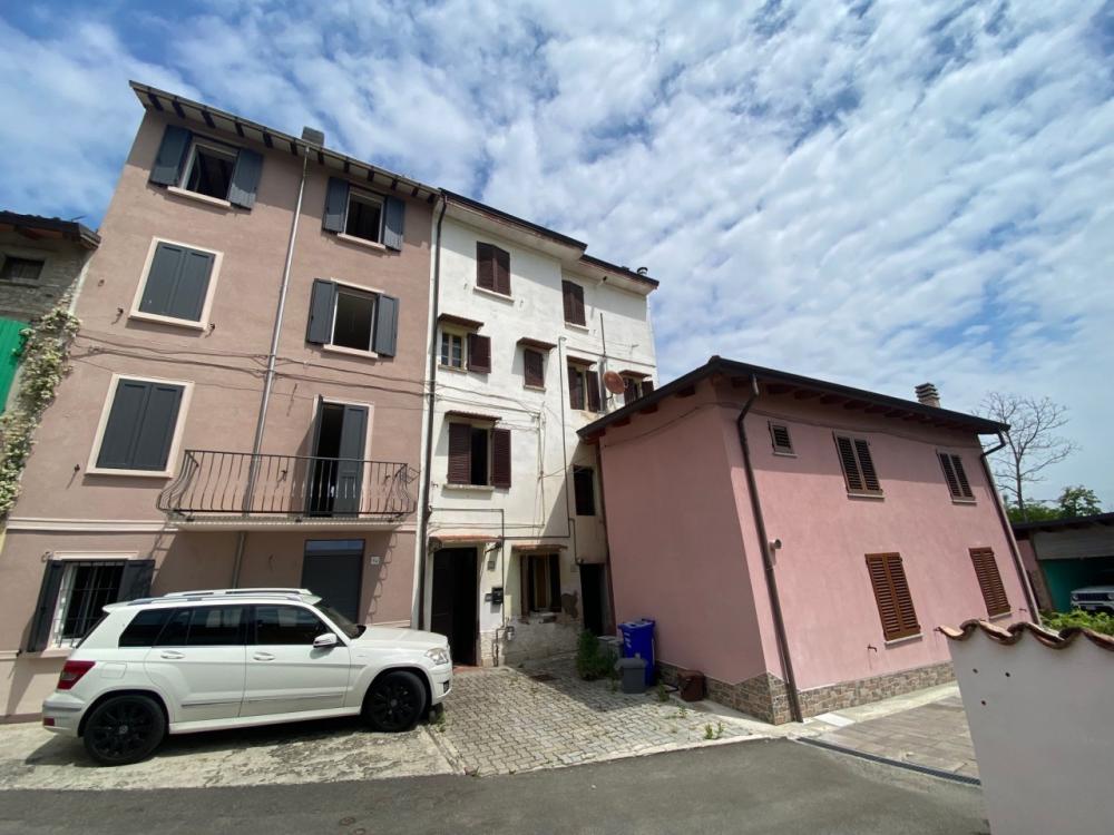 casa indipendente in vendita a Medesano in zona Ramiola