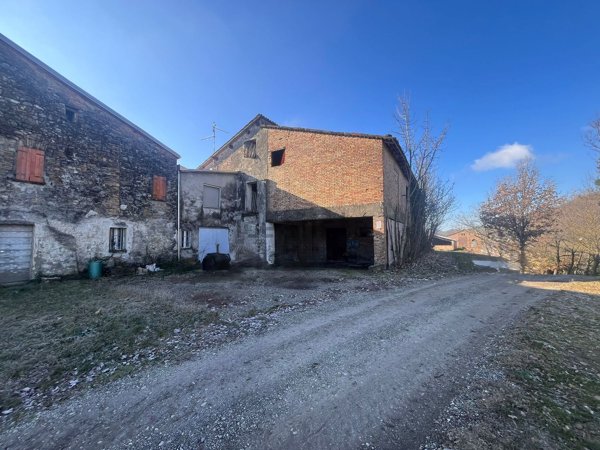 casa indipendente in vendita a Medesano