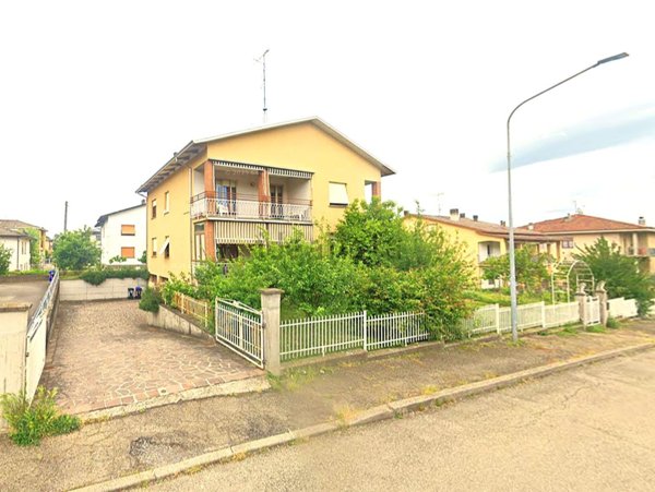 casa indipendente in vendita a Medesano in zona Ramiola