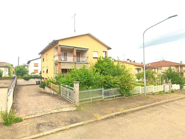 casa indipendente in vendita a Medesano in zona Ramiola