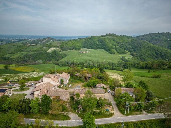 casale in vendita a Medesano in zona Santa Lucia
