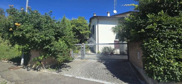 casa indipendente in vendita a Medesano in zona Sant'Andrea Bagni