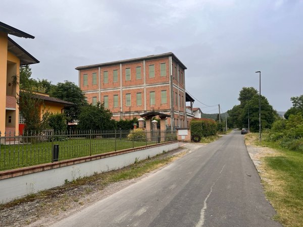 locale di sgombero in vendita a Medesano in zona Sant'Andrea Bagni