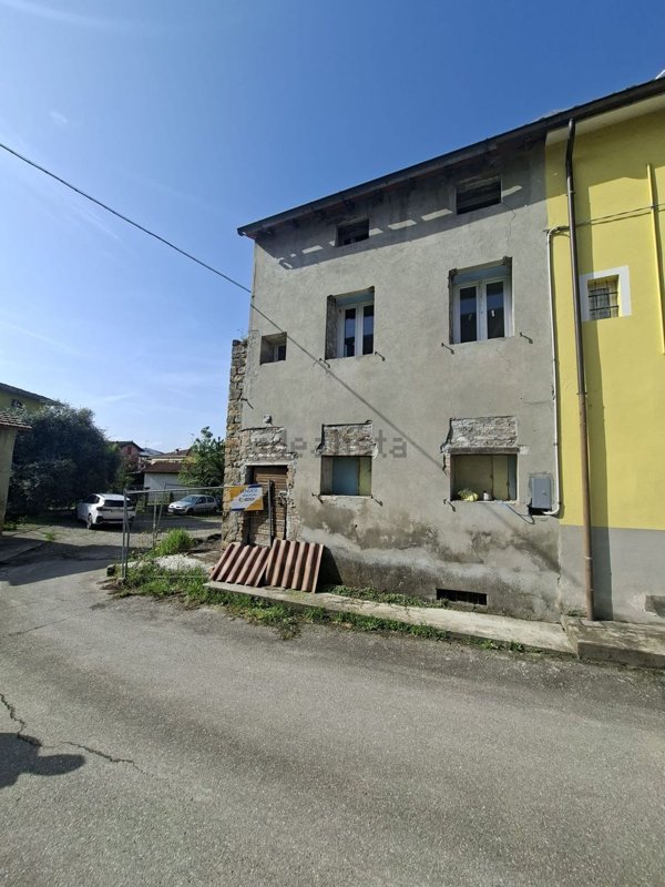 casa semindipendente in vendita a Medesano in zona Felegara