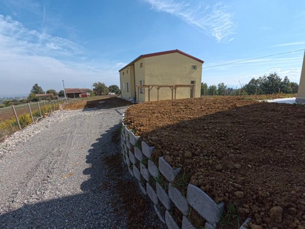 casa indipendente in vendita a Medesano in zona Miano