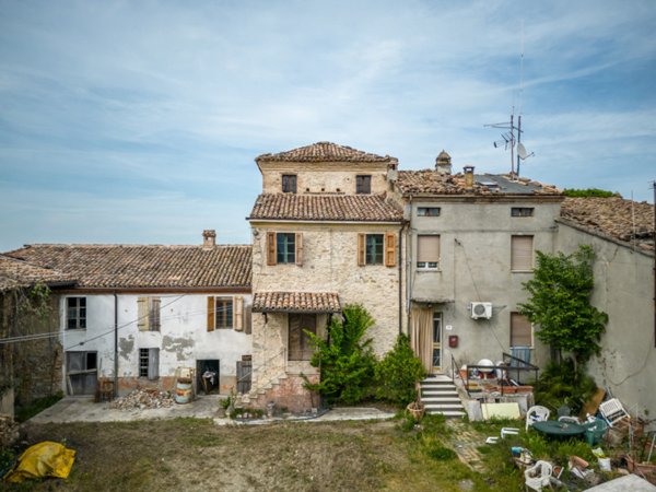 casale in vendita a Medesano in zona Santa Lucia