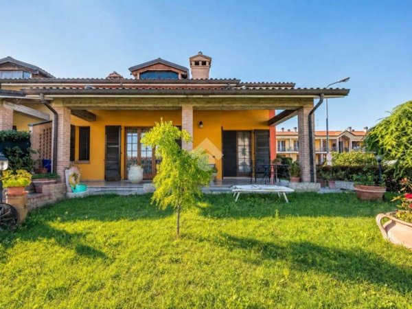 casa indipendente in vendita a Medesano