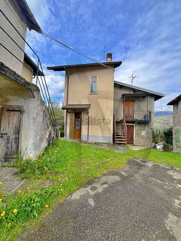 casa indipendente in vendita a Monchio delle Corti in zona Lugagnano Superiore