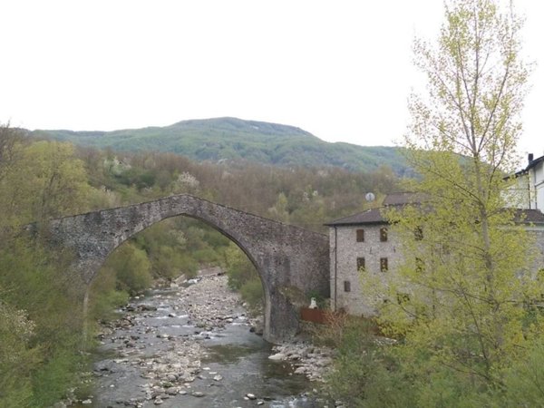 casa indipendente in vendita a Monchio delle Corti in zona Ponte Lugagnano