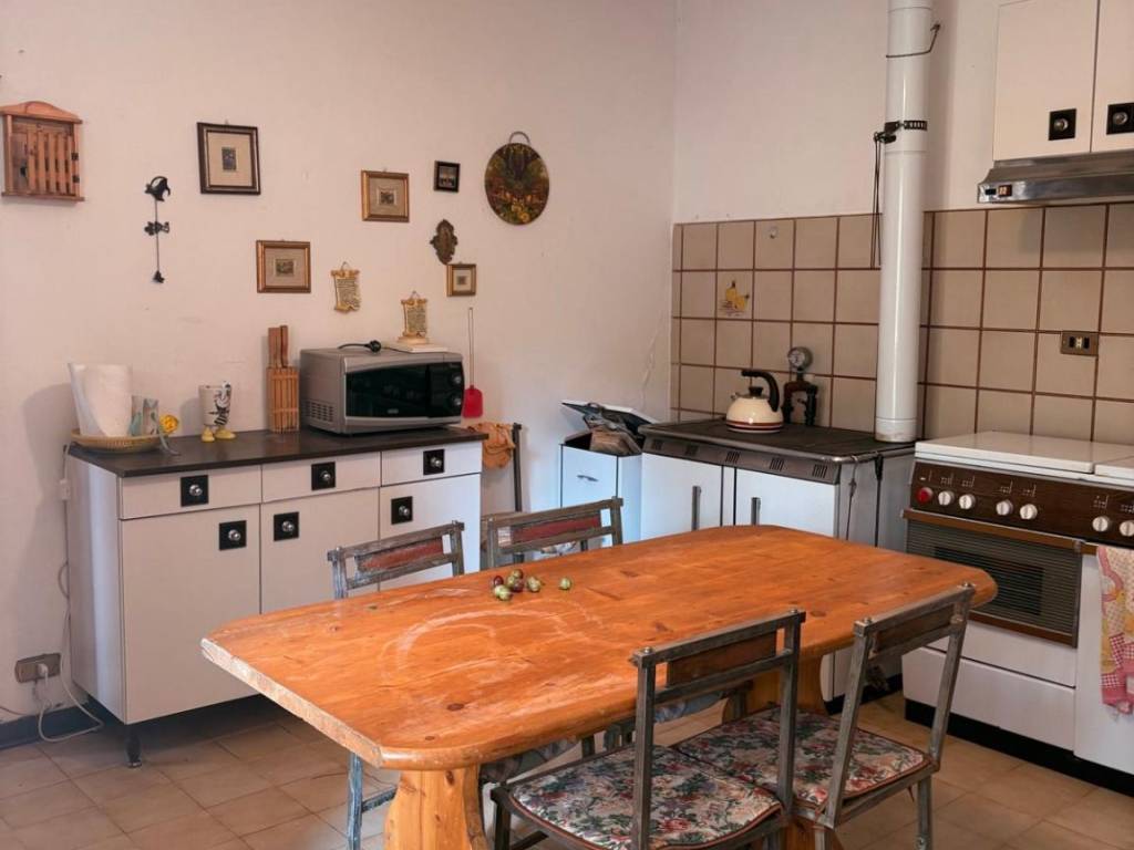 casa indipendente in vendita a Monchio delle Corti in zona Lugagnano Inferiore