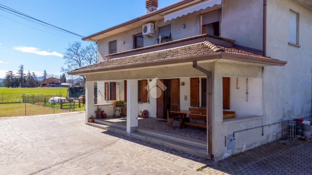 casa indipendente in vendita a Montechiarugolo in zona Basilicanova