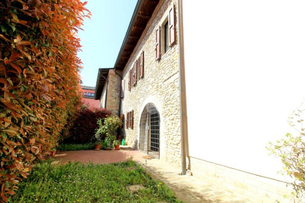 appartamento in vendita a Montechiarugolo in zona Basilicagoiano