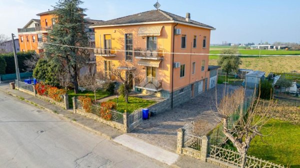casa indipendente in vendita a Montechiarugolo in zona Basilicanova