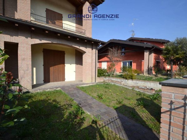 casa indipendente in vendita a Montechiarugolo
