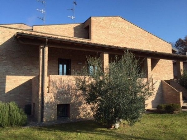 casa indipendente in vendita a Montechiarugolo in zona Piazza