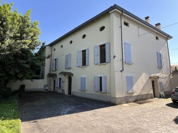 casa indipendente in vendita a Montechiarugolo in zona Piazza