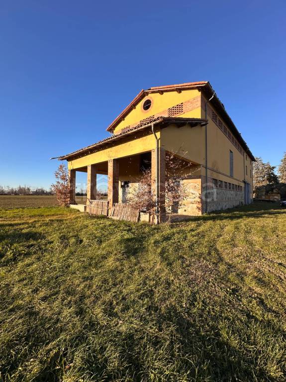 casa indipendente in vendita a Montechiarugolo in zona Piazza
