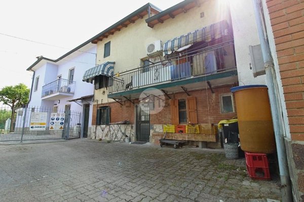 appartamento in vendita a Montechiarugolo in zona Basilicanova